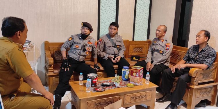 Polsek Asembagus bersama perangkat desa bermusyawarah pembentukan Omah Rembug