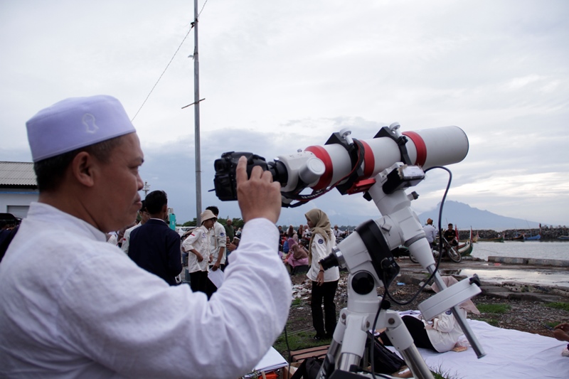 Tim Rukyatul Hilal saat melakukan rukyatul hilal di Pelabuhan Kalbut, Kabupaten Situbondo. (Bhasafm.co.id/Zaini Zain)