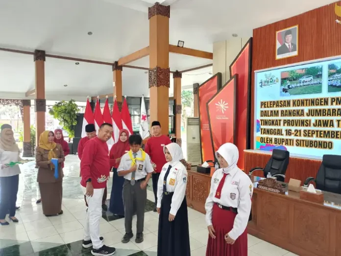 Bupati Situbondi saat melepas kontingen Palang Merah Remaja Situbondo untuk mengikuti Jumbara (Foto oleh Pemkab Situbondo)